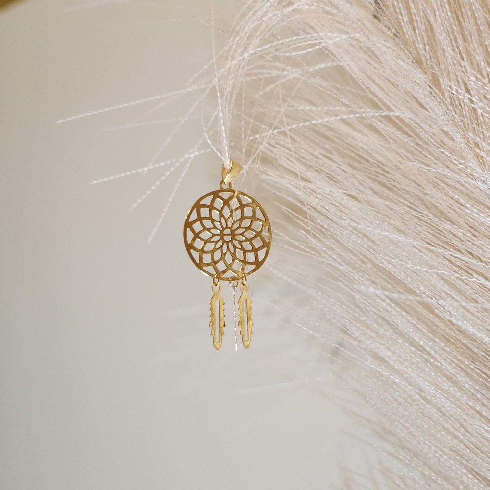 Elegant 18K Gold Dreamcatcher Pendant